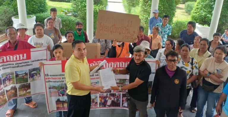 ชาววังทองบุกศาลากลางพิษณุโลก ข้อหา ยักยอกทรัพย์ 272,284 บาท