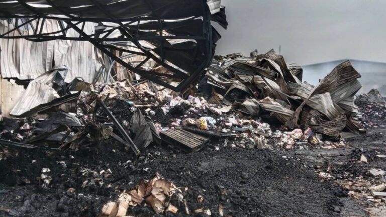 ส่ง 8 ศพไฟไหม้โรงงาน กระดาษทิชชู ซอย 8 นิคมเหมราช หมู่ 4