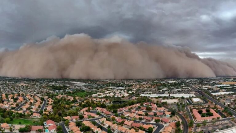 กำแพงพายุฝุ่นยักษ์