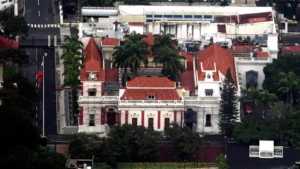 เสียงปืนสนั่นใกล้ทำเนียบ