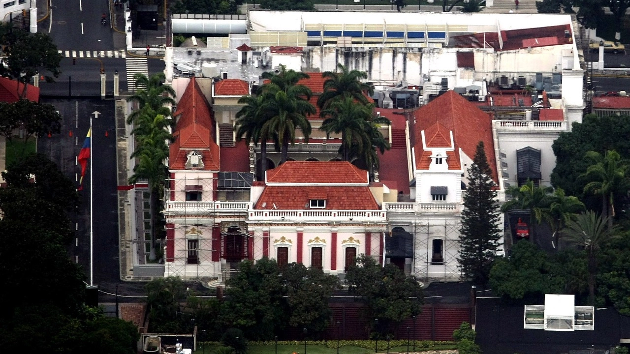 เสียงปืนสนั่นใกล้ทำเนียบ