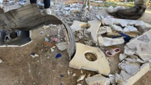 ลุงวัย 62 อ้างก้มเก็บโทรศัพท์