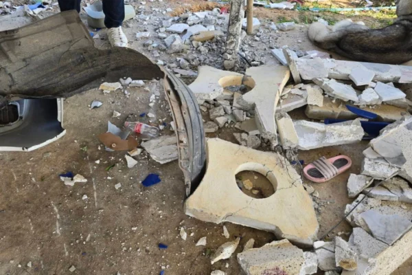 ลุงวัย 62 อ้างก้มเก็บโทรศัพท์